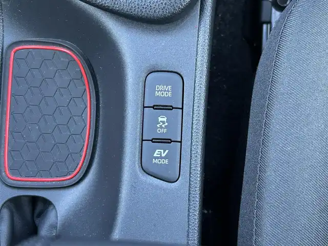 トヨタ ヤリス ハイブリッド Z 群馬県 2021(令3)年 3.3万km ホワイトパールクリスタルシャイン 純正8インチディスプレイオーディオ/(FM/AM/TV/BT/AppleCarPlay/AndroidAuto)/GRエアロ/バックカメラ/ETC2.0/前後ドラレコ（TZ-D205W）/トヨタセーフティセンス/・オートライト/・オートハイビーム/・プリクラッシュセーフティ/・クルーズコントロール/・レーンキープアシスト/前後コーナーセンサー/ステアリングスイッチ/シートヒーター/電動格納ミラー/ドライブモード/EVモード/スマートキー/LEDヘッドライト/純正フロアマット