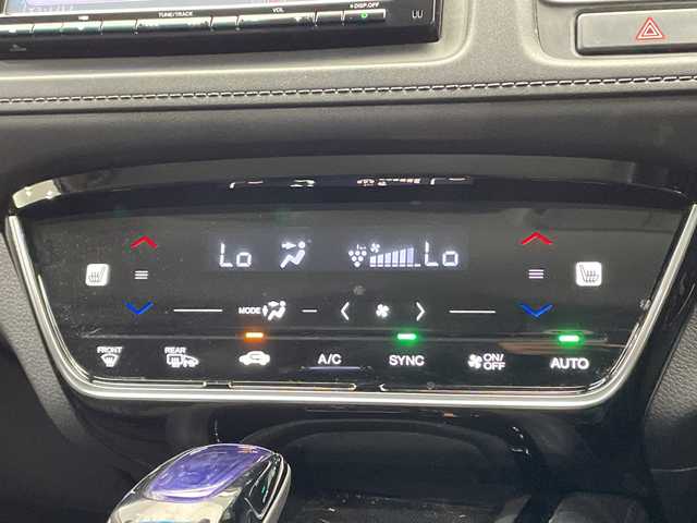 ホンダ ヴェゼル ハイブリッド Z ホンダセンシング 栃木県 2018(平30)年 2.5万km ホワイトオーキッドパール 純正ナビ (VXM-184VFi)/(フルセグTV・Bluetooth・CD・DVD)/バックカメラ/ドライブレコーダー/ホンダセンシング/ ・衝突軽減システム/ ・レーンキープアシスト/ ・オートクルーズコントロール/ ・先行車発進告知/ ・リアアクティブフォースペダル/ハーフレザーシート/シートヒーター/電動パーキングブレーキ/オートホールド/ステアリングスイッチ/パドルシフト/純正アルミホイール/純正フロアマット/スマートキー