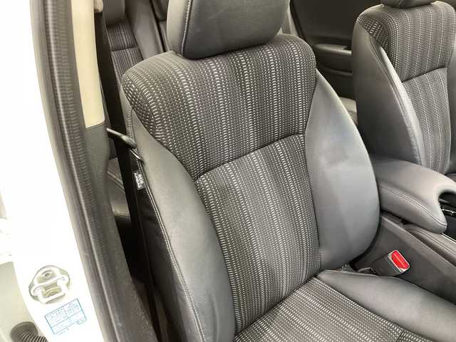 ホンダ ヴェゼル ハイブリッド Z ホンダセンシング 栃木県 2018(平30)年 2.5万km ホワイトオーキッドパール 純正ナビ (VXM-184VFi)/(フルセグTV・Bluetooth・CD・DVD)/バックカメラ/ドライブレコーダー/ホンダセンシング/ ・衝突軽減システム/ ・レーンキープアシスト/ ・オートクルーズコントロール/ ・先行車発進告知/ ・リアアクティブフォースペダル/ハーフレザーシート/シートヒーター/電動パーキングブレーキ/オートホールド/ステアリングスイッチ/パドルシフト/純正アルミホイール/純正フロアマット/スマートキー