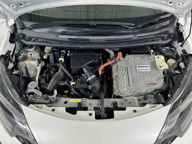 日産 ノート e－パワー X シーギアリミテッド 佐賀県 2019(平31)年 7.2万km ブリリアントホワイトパール 社外ナビ/フルセグTV CD DVD BT ipod SD録音/後席ヘッドレストモニター/前後ドライブレコーダー/衝突軽減ブレーキ/レーンキープアシスト/クリアランスソナー/ETC/ルーフレール/保証書/取扱説明書