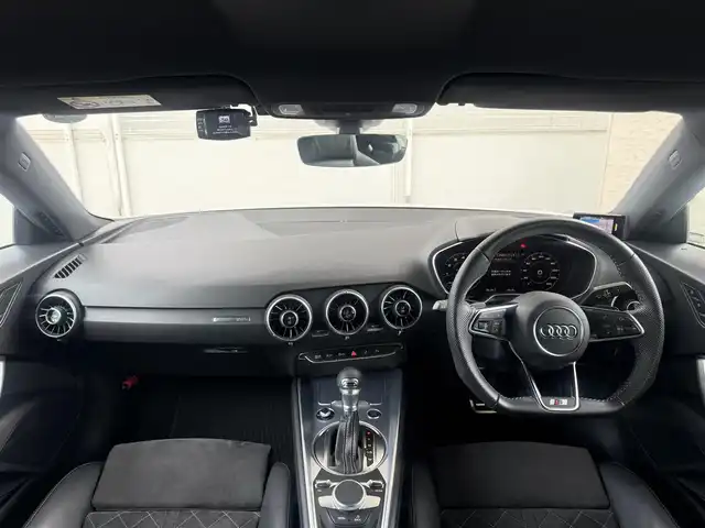 アウディ ＴＴクーペ 40TFSI 愛知県 2019(令1)年 3.5万km グレイシアホワイトメタリック /正規ディーラー車//禁煙車//ディーラー点検整備記録簿R2.3.4.5.6//Sラインパッケージ//コンフォートパッケージ//マトリクスLEDヘッドライト//バーチャルコックピット//アクティブリアスポイラー//MMIナビ//フルセグ/Bluetooth/USB/SD//CD/DVD/MSV/AUX//リアビューカメラ//ETC2.0//純正ドライブレコーダー//レーダー探知機//Sラインアルカンターラ×黒革スポーツシート//パワーシート/ランバーサポート//シートヒーター//サイドアシスト//パーキングシステム//パーキングエイド//ホールドアシスト//レインセンサー//速度警告//アウディドライブセレクト//Efficiency/Comfort/Dynamic/Individual//ESC//パドルシフト//MTモード付きAT//オールウェザーライト//LEDリアダイナミックインディケーター//Sラインバンパー/リヤディフューザー//ハイグロスブラックラジエーターグリル//Sラインスポーツサスペンション//純正19インチAW//アイドリングストップ//リアフォグランプ//アームレスト//プッシュスタート/スペアスマートキー//革巻きステアリング//ステアリングスイッチ//オートリトラクタブルウィンカーミラー//フロアマット//保証書/取扱説明書