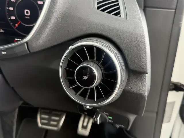 アウディ ＴＴクーペ 40TFSI 愛知県 2019(令1)年 3.5万km グレイシアホワイトメタリック /正規ディーラー車//禁煙車//ディーラー点検整備記録簿R2.3.4.5.6//Sラインパッケージ//コンフォートパッケージ//マトリクスLEDヘッドライト//バーチャルコックピット//アクティブリアスポイラー//MMIナビ//フルセグ/Bluetooth/USB/SD//CD/DVD/MSV/AUX//リアビューカメラ//ETC2.0//純正ドライブレコーダー//レーダー探知機//Sラインアルカンターラ×黒革スポーツシート//パワーシート/ランバーサポート//シートヒーター//サイドアシスト//パーキングシステム//パーキングエイド//ホールドアシスト//レインセンサー//速度警告//アウディドライブセレクト//Efficiency/Comfort/Dynamic/Individual//ESC//パドルシフト//MTモード付きAT//オールウェザーライト//LEDリアダイナミックインディケーター//Sラインバンパー/リヤディフューザー//ハイグロスブラックラジエーターグリル//Sラインスポーツサスペンション//純正19インチAW//アイドリングストップ//リアフォグランプ//アームレスト//プッシュスタート/スペアスマートキー//革巻きステアリング//ステアリングスイッチ//オートリトラクタブルウィンカーミラー//フロアマット//保証書/取扱説明書
