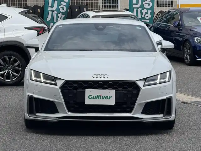 アウディ ＴＴクーペ 40TFSI 愛知県 2019(令1)年 3.5万km グレイシアホワイトメタリック /正規ディーラー車//禁煙車//ディーラー点検整備記録簿R2.3.4.5.6//Sラインパッケージ//コンフォートパッケージ//マトリクスLEDヘッドライト//バーチャルコックピット//アクティブリアスポイラー//MMIナビ//フルセグ/Bluetooth/USB/SD//CD/DVD/MSV/AUX//リアビューカメラ//ETC2.0//純正ドライブレコーダー//レーダー探知機//Sラインアルカンターラ×黒革スポーツシート//パワーシート/ランバーサポート//シートヒーター//サイドアシスト//パーキングシステム//パーキングエイド//ホールドアシスト//レインセンサー//速度警告//アウディドライブセレクト//Efficiency/Comfort/Dynamic/Individual//ESC//パドルシフト//MTモード付きAT//オールウェザーライト//LEDリアダイナミックインディケーター//Sラインバンパー/リヤディフューザー//ハイグロスブラックラジエーターグリル//Sラインスポーツサスペンション//純正19インチAW//アイドリングストップ//リアフォグランプ//アームレスト//プッシュスタート/スペアスマートキー//革巻きステアリング//ステアリングスイッチ//オートリトラクタブルウィンカーミラー//フロアマット//保証書/取扱説明書