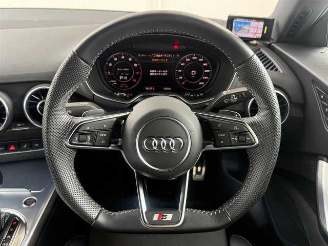 アウディ ＴＴクーペ 40TFSI 愛知県 2019(令1)年 3.5万km グレイシアホワイトメタリック /正規ディーラー車//禁煙車//ディーラー点検整備記録簿R2.3.4.5.6//Sラインパッケージ//コンフォートパッケージ//マトリクスLEDヘッドライト//バーチャルコックピット//アクティブリアスポイラー//MMIナビ//フルセグ/Bluetooth/USB/SD//CD/DVD/MSV/AUX//リアビューカメラ//ETC2.0//純正ドライブレコーダー//レーダー探知機//Sラインアルカンターラ×黒革スポーツシート//パワーシート/ランバーサポート//シートヒーター//サイドアシスト//パーキングシステム//パーキングエイド//ホールドアシスト//レインセンサー//速度警告//アウディドライブセレクト//Efficiency/Comfort/Dynamic/Individual//ESC//パドルシフト//MTモード付きAT//オールウェザーライト//LEDリアダイナミックインディケーター//Sラインバンパー/リヤディフューザー//ハイグロスブラックラジエーターグリル//Sラインスポーツサスペンション//純正19インチAW//アイドリングストップ//リアフォグランプ//アームレスト//プッシュスタート/スペアスマートキー//革巻きステアリング//ステアリングスイッチ//オートリトラクタブルウィンカーミラー//フロアマット//保証書/取扱説明書