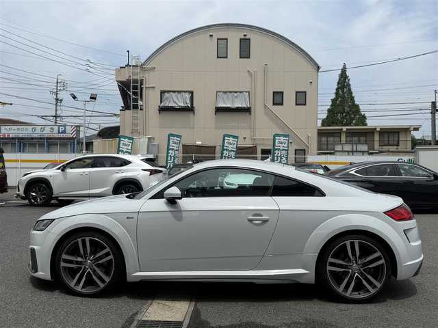 アウディ ＴＴクーペ 40TFSI 愛知県 2019(令1)年 3.5万km グレイシアホワイトメタリック /正規ディーラー車//禁煙車//ディーラー点検整備記録簿R2.3.4.5.6//Sラインパッケージ//コンフォートパッケージ//マトリクスLEDヘッドライト//バーチャルコックピット//アクティブリアスポイラー//MMIナビ//フルセグ/Bluetooth/USB/SD//CD/DVD/MSV/AUX//リアビューカメラ//ETC2.0//純正ドライブレコーダー//レーダー探知機//Sラインアルカンターラ×黒革スポーツシート//パワーシート/ランバーサポート//シートヒーター//サイドアシスト//パーキングシステム//パーキングエイド//ホールドアシスト//レインセンサー//速度警告//アウディドライブセレクト//Efficiency/Comfort/Dynamic/Individual//ESC//パドルシフト//MTモード付きAT//オールウェザーライト//LEDリアダイナミックインディケーター//Sラインバンパー/リヤディフューザー//ハイグロスブラックラジエーターグリル//Sラインスポーツサスペンション//純正19インチAW//アイドリングストップ//リアフォグランプ//アームレスト//プッシュスタート/スペアスマートキー//革巻きステアリング//ステアリングスイッチ//オートリトラクタブルウィンカーミラー//フロアマット//保証書/取扱説明書