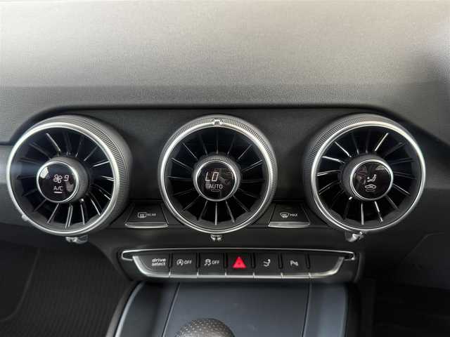 アウディ ＴＴクーペ 40TFSI 愛知県 2019(令1)年 3.5万km グレイシアホワイトメタリック /正規ディーラー車//禁煙車//ディーラー点検整備記録簿R2.3.4.5.6//Sラインパッケージ//コンフォートパッケージ//マトリクスLEDヘッドライト//バーチャルコックピット//アクティブリアスポイラー//MMIナビ//フルセグ/Bluetooth/USB/SD//CD/DVD/MSV/AUX//リアビューカメラ//ETC2.0//純正ドライブレコーダー//レーダー探知機//Sラインアルカンターラ×黒革スポーツシート//パワーシート/ランバーサポート//シートヒーター//サイドアシスト//パーキングシステム//パーキングエイド//ホールドアシスト//レインセンサー//速度警告//アウディドライブセレクト//Efficiency/Comfort/Dynamic/Individual//ESC//パドルシフト//MTモード付きAT//オールウェザーライト//LEDリアダイナミックインディケーター//Sラインバンパー/リヤディフューザー//ハイグロスブラックラジエーターグリル//Sラインスポーツサスペンション//純正19インチAW//アイドリングストップ//リアフォグランプ//アームレスト//プッシュスタート/スペアスマートキー//革巻きステアリング//ステアリングスイッチ//オートリトラクタブルウィンカーミラー//フロアマット//保証書/取扱説明書