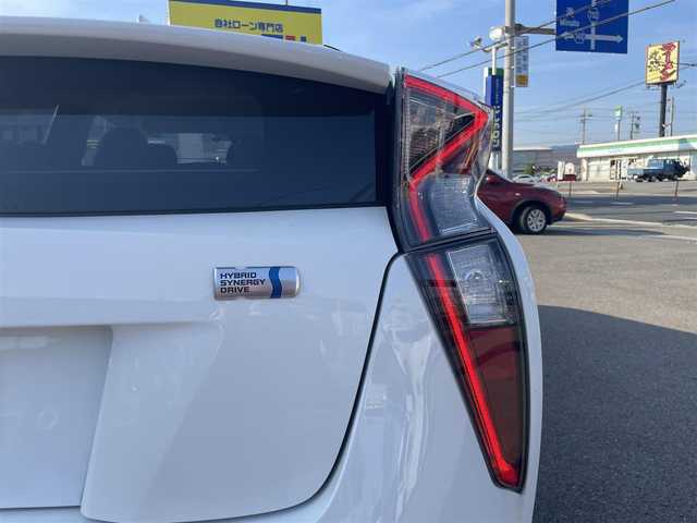 トヨタ プリウス S 和歌山県 2016(平28)年 11.3万km スーパーホワイトⅡ (株)IDOMが運営する【じしゃロン和歌山店】の自社ローン専用車両になります。こちらは現金またはオートローンご利用時の価格です。自社ローンご希望の方は別途その旨お申付け下さい/純正ナビ(NSCP-W64)/ワンセグ・BT/ETC/オートマチックハイビーム/レーダークルーズコントロール/LEDヘッドランプ/オートエアコン/スマートエントリーシステム/プッシュスタート
