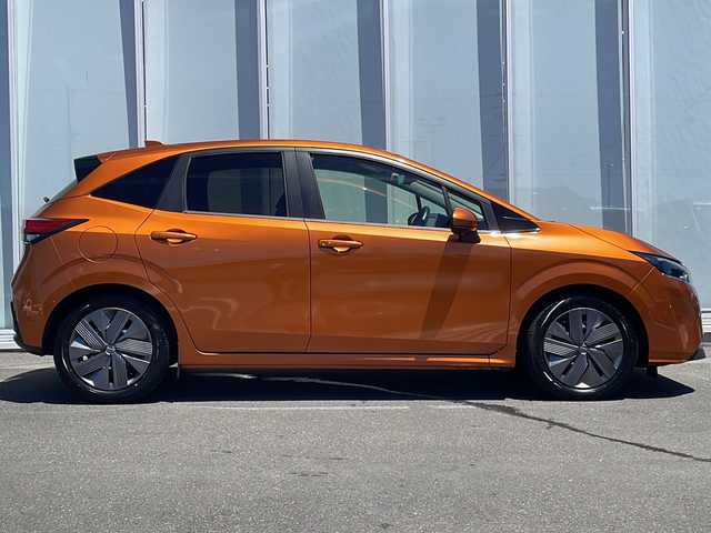 日産 ノート X 神奈川県 2022(令4)年 0.3万km オレンジ スマートキー　/プッシュスタート/純正ナビ（CD　ワンセグ）/Bluetooth/デジタルインナーミラー　/全方位カメラ　　/コーナーセンサー前後/純正フロアマット/オートマチックハイビーム　/ABS　/横滑り防止装置　/衝突被害軽減システム　/カーテンエアバック