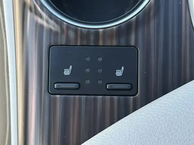 トヨタ カムリ G レザーパッケージ 愛媛県 2019(平31)年 7.2万km スティールブロンドM 純正ナビ(AM/FM/CD/DVD/BD/BT/フルセグTV)/バックカメラ/トヨタセーフティセンス/レーダークルーズコントロール/ブラインドスポットモニター/衝突被害軽減装置/車線逸脱防止装置/オートマチックハイビーム/LEDヘッドライト/ヘッドアップディスプレイ/D/N席パワーシート/D/N席シートヒーター/白レザー/電格ミラー/ヒートミラー/電動パーキングブレーキ/AutoHold/ECO/NORMAL/SPORT/現状サマー(純正AW)(235/45/R18)/YOKOHAMA ADVAN dB V522