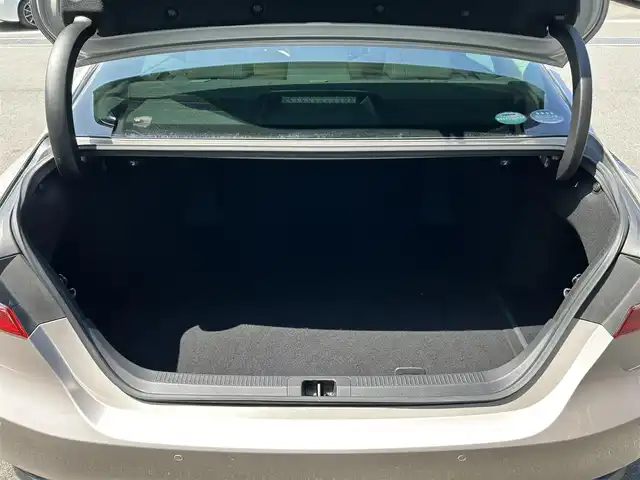 トヨタ カムリ G レザーパッケージ 愛媛県 2019(平31)年 7.2万km スティールブロンドM 純正ナビ(AM/FM/CD/DVD/BD/BT/フルセグTV)/バックカメラ/トヨタセーフティセンス/レーダークルーズコントロール/ブラインドスポットモニター/衝突被害軽減装置/車線逸脱防止装置/オートマチックハイビーム/LEDヘッドライト/ヘッドアップディスプレイ/D/N席パワーシート/D/N席シートヒーター/白レザー/電格ミラー/ヒートミラー/電動パーキングブレーキ/AutoHold/ECO/NORMAL/SPORT/現状サマー(純正AW)(235/45/R18)/YOKOHAMA ADVAN dB V522