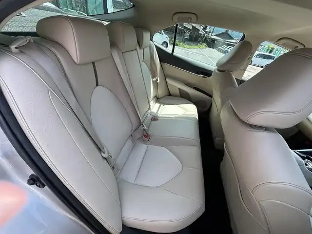 トヨタ カムリ G レザーパッケージ 愛媛県 2019(平31)年 7.2万km スティールブロンドM 純正ナビ(AM/FM/CD/DVD/BD/BT/フルセグTV)/バックカメラ/トヨタセーフティセンス/レーダークルーズコントロール/ブラインドスポットモニター/衝突被害軽減装置/車線逸脱防止装置/オートマチックハイビーム/LEDヘッドライト/ヘッドアップディスプレイ/D/N席パワーシート/D/N席シートヒーター/白レザー/電格ミラー/ヒートミラー/電動パーキングブレーキ/AutoHold/ECO/NORMAL/SPORT/現状サマー(純正AW)(235/45/R18)/YOKOHAMA ADVAN dB V522