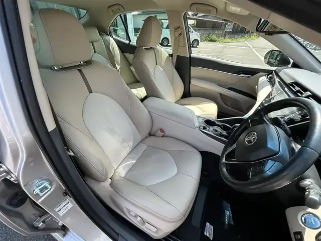 トヨタ カムリ G レザーパッケージ 愛媛県 2019(平31)年 7.2万km スティールブロンドM 純正ナビ(AM/FM/CD/DVD/BD/BT/フルセグTV)/バックカメラ/トヨタセーフティセンス/レーダークルーズコントロール/ブラインドスポットモニター/衝突被害軽減装置/車線逸脱防止装置/オートマチックハイビーム/LEDヘッドライト/ヘッドアップディスプレイ/D/N席パワーシート/D/N席シートヒーター/白レザー/電格ミラー/ヒートミラー/電動パーキングブレーキ/AutoHold/ECO/NORMAL/SPORT/現状サマー(純正AW)(235/45/R18)/YOKOHAMA ADVAN dB V522
