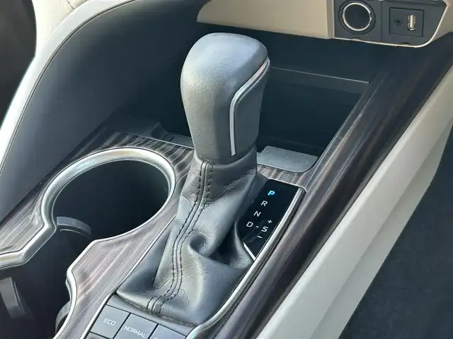 トヨタ カムリ G レザーパッケージ 愛媛県 2019(平31)年 7.2万km スティールブロンドM 純正ナビ(AM/FM/CD/DVD/BD/BT/フルセグTV)/バックカメラ/トヨタセーフティセンス/レーダークルーズコントロール/ブラインドスポットモニター/衝突被害軽減装置/車線逸脱防止装置/オートマチックハイビーム/LEDヘッドライト/ヘッドアップディスプレイ/D/N席パワーシート/D/N席シートヒーター/白レザー/電格ミラー/ヒートミラー/電動パーキングブレーキ/AutoHold/ECO/NORMAL/SPORT/現状サマー(純正AW)(235/45/R18)/YOKOHAMA ADVAN dB V522