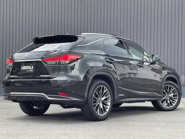 レクサス ＲＸ 450h Fスポーツ 青森県 2021(令3)年 7万km グラファイトブラックガラスフレーク /・サンルーフ/・４WD/・メーカーナビ/　(CD/DVD/SD/BT/フルセグTV)/・パノラミックビューモニター/・ビルトインETC2.0/・レクサスセーフティシステム＋/・プリクラッシュセーフティ/・レーダークルーズコントロール/・レーンキープアシスト/・オートマチックハイビーム/・クリアランスソナー/・三眼LEDライト/・シーケンシャルウインカー/・パワーバックドア /・置くだけ充電/・BSM/・HUD/・革シート/・前席シートヒーター/・前席ベンチレーター/・パドルシフト/・ヘットライトウオッシャー/・オートワイパー/・電動チルトステア/・革巻きステア/ノブ/・前後ドラレコ/・ビルトインETC2.0/・R5面プライバシーガラス＋/　スモークフィルム/・W/サイド/カーテン/ニーエアバッグ/・ABS/・スマートキーx2/カードキー/・保証書/取説/ナビ取説/・R4/5年ディーラー点検記録簿あり