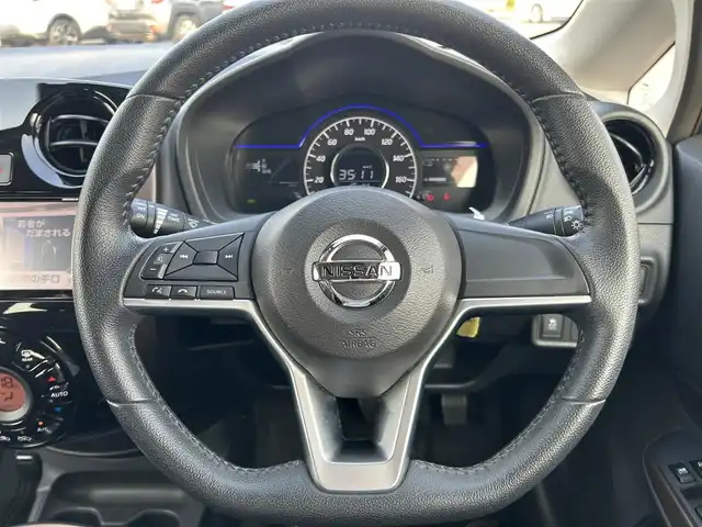 日産 ノート e－パワー メダリスト 群馬県 2017(平29)年 5.3万km シャイニングブルー 純正SDナビ/CD・DVD・SD・USB/Bluetooth・フルセグTV/バック/サイド/フロント/全方位カメラ/デジタルインナーミラー/ETC/横滑り防止装置/レーンキープアシスト/衝突軽減ブレーキ/アイドリングストップ/純正アルミホイール/純正フロアマット/取説・保証書/スペアキー