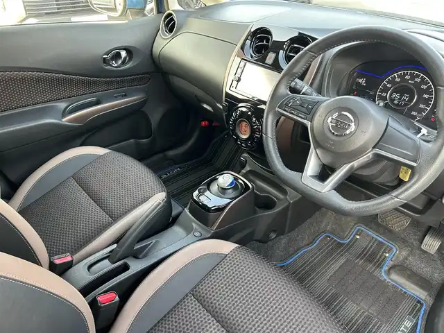 日産 ノート e－パワー メダリスト 群馬県 2017(平29)年 5.3万km シャイニングブルー 純正SDナビ/CD・DVD・SD・USB/Bluetooth・フルセグTV/バック/サイド/フロント/全方位カメラ/デジタルインナーミラー/ETC/横滑り防止装置/レーンキープアシスト/衝突軽減ブレーキ/アイドリングストップ/純正アルミホイール/純正フロアマット/取説・保証書/スペアキー