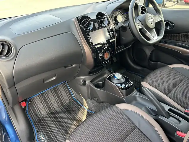 日産 ノート e－パワー メダリスト 群馬県 2017(平29)年 5.3万km シャイニングブルー 純正SDナビ/CD・DVD・SD・USB/Bluetooth・フルセグTV/バック/サイド/フロント/全方位カメラ/デジタルインナーミラー/ETC/横滑り防止装置/レーンキープアシスト/衝突軽減ブレーキ/アイドリングストップ/純正アルミホイール/純正フロアマット/取説・保証書/スペアキー