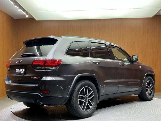クライスラー・ジープ ジープ グランドチェロキー トレイルホーク 千葉県 2020(令2)年 4.2万km グラナイトクリスタルメタリッククリアコート 限定車/ＡＣＣ　/純正ナビ　/バックカメラ　/半革　/シートヒーター　/ベンチレーター　/パワーシート　/キセノンヘッドライト　/オートライト　/パーキングアシスト　/レーンアシスト　/ＢＳＭ　/純正１８インチＡＷ　/ＥＴＣ