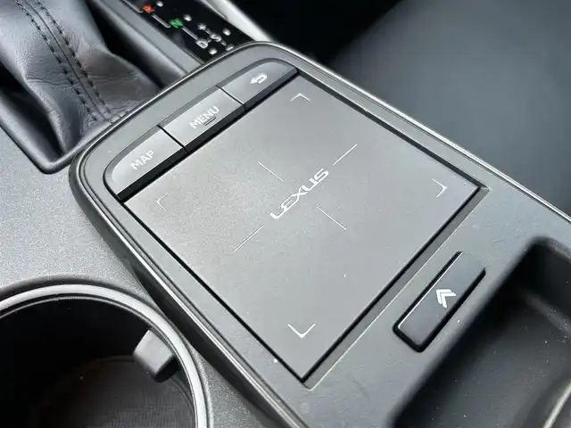 レクサス ＩＳ 300h 茨城県 2021(令3)年 5万km グラファイトブラックガラスフレーク 純正ナビ（AM/FM/CD・CDチェンジャー/USB/SD/Bluetooth接続/AUX/フルセグTV）/純正ETC2.0/前方ドライブレコーダー/前席パワーシート＆シートヒーター/純正18インチアルミホイール/前後コーナーセンサー/レーンキープアシスト/ブラインドスポットモニター/オートライト/クルーズコントロール/スマートキー/純正フロアマット/横滑り防止装置/衝突被害軽減システム