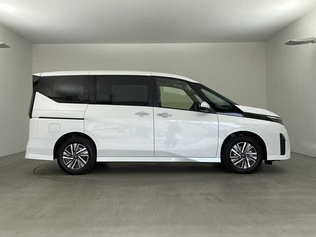 日産 セレナ e－パワー ハイウェイスター V 兵庫県 2025(令7)年 0.1千km プリズムホワイト ・登録時5km/・登録済未使用車/・ヘッドランプ オートレベライザー/・アダプティブLEDヘッドライトシステム/・インテリジェントアラウンドビューモニター（移動物 検知機能付）/・インテリジェント ルームミラー/・アドバンスドドライブアシストディスプレイ/・統合型インターフェースディスプレイ/・ワイヤレス充電器/・車載通信ユニット/・ETC2.0ユニット（ビルトインタイプ）/・ドライブレコーダー（前後セット）/・プロパイロット（ナビリンク機能付）+プロパイロット緊急停止支援システム（SOSコール機能付）+SOSコール/・BSM/・純正12.3型ナビ＆フルセグ＆BT＆USB＆HDMI/・フロント、リアソナー/・両側パワースライドドア/・ハンズフリーパワースライドドア/・ステアリングリモコン/・オートホールド/・電子パーキング/・スマートキー/・スペアキー/・プッシュスタート/・純正１６インチアルミホイール/・エマージェンシーブレーキ/・ハンドル支援機能/・ふらつき警報/・先行車発進お知らせ/・標識検知機能/・後側方車両検知警報/・後側方衝突防止支援