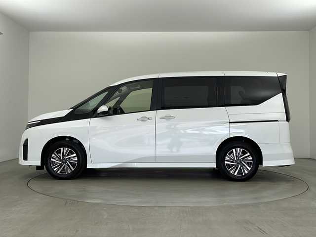 日産 セレナ e－パワー ハイウェイスター V 兵庫県 2025(令7)年 0.1千km プリズムホワイト ・登録時5km/・登録済未使用車/・ヘッドランプ オートレベライザー/・アダプティブLEDヘッドライトシステム/・インテリジェントアラウンドビューモニター（移動物 検知機能付）/・インテリジェント ルームミラー/・アドバンスドドライブアシストディスプレイ/・統合型インターフェースディスプレイ/・ワイヤレス充電器/・車載通信ユニット/・ETC2.0ユニット（ビルトインタイプ）/・ドライブレコーダー（前後セット）/・プロパイロット（ナビリンク機能付）+プロパイロット緊急停止支援システム（SOSコール機能付）+SOSコール/・BSM/・純正12.3型ナビ＆フルセグ＆BT＆USB＆HDMI/・フロント、リアソナー/・両側パワースライドドア/・ハンズフリーパワースライドドア/・ステアリングリモコン/・オートホールド/・電子パーキング/・スマートキー/・スペアキー/・プッシュスタート/・純正１６インチアルミホイール/・エマージェンシーブレーキ/・ハンドル支援機能/・ふらつき警報/・先行車発進お知らせ/・標識検知機能/・後側方車両検知警報/・後側方衝突防止支援