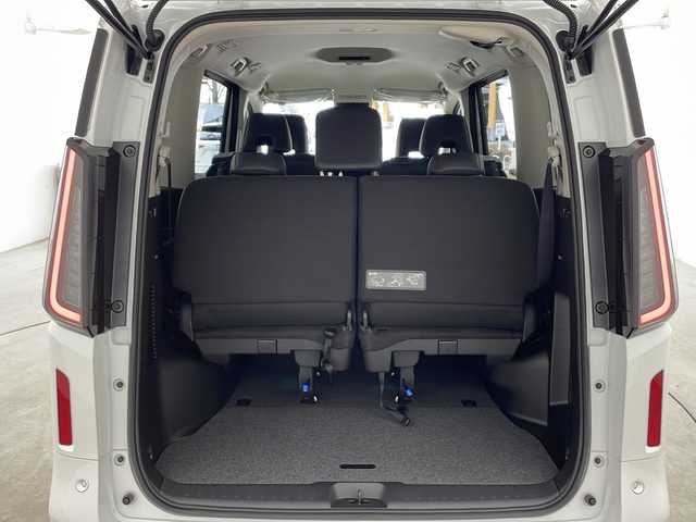 日産 セレナ e－パワー ハイウェイスター V 兵庫県 2025(令7)年 0.1千km プリズムホワイト ・登録時5km/・登録済未使用車/・ヘッドランプ オートレベライザー/・アダプティブLEDヘッドライトシステム/・インテリジェントアラウンドビューモニター（移動物 検知機能付）/・インテリジェント ルームミラー/・アドバンスドドライブアシストディスプレイ/・統合型インターフェースディスプレイ/・ワイヤレス充電器/・車載通信ユニット/・ETC2.0ユニット（ビルトインタイプ）/・ドライブレコーダー（前後セット）/・プロパイロット（ナビリンク機能付）+プロパイロット緊急停止支援システム（SOSコール機能付）+SOSコール/・BSM/・純正12.3型ナビ＆フルセグ＆BT＆USB＆HDMI/・フロント、リアソナー/・両側パワースライドドア/・ハンズフリーパワースライドドア/・ステアリングリモコン/・オートホールド/・電子パーキング/・スマートキー/・スペアキー/・プッシュスタート/・純正１６インチアルミホイール/・エマージェンシーブレーキ/・ハンドル支援機能/・ふらつき警報/・先行車発進お知らせ/・標識検知機能/・後側方車両検知警報/・後側方衝突防止支援