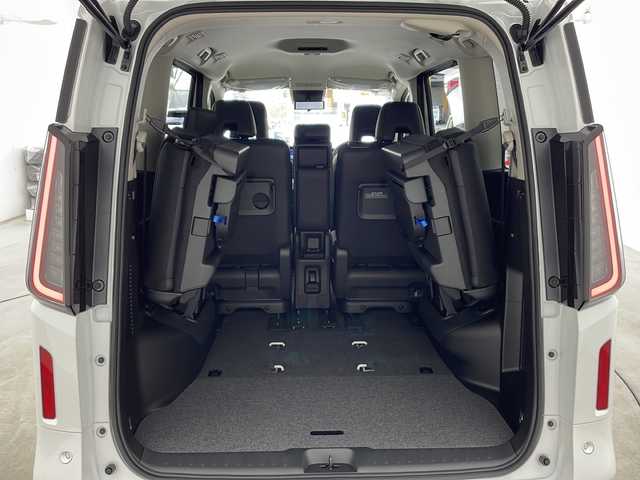 日産 セレナ e－パワー ハイウェイスター V 兵庫県 2025(令7)年 0.1千km プリズムホワイト ・登録時5km/・登録済未使用車/・ヘッドランプ オートレベライザー/・アダプティブLEDヘッドライトシステム/・インテリジェントアラウンドビューモニター（移動物 検知機能付）/・インテリジェント ルームミラー/・アドバンスドドライブアシストディスプレイ/・統合型インターフェースディスプレイ/・ワイヤレス充電器/・車載通信ユニット/・ETC2.0ユニット（ビルトインタイプ）/・ドライブレコーダー（前後セット）/・プロパイロット（ナビリンク機能付）+プロパイロット緊急停止支援システム（SOSコール機能付）+SOSコール/・BSM/・純正12.3型ナビ＆フルセグ＆BT＆USB＆HDMI/・フロント、リアソナー/・両側パワースライドドア/・ハンズフリーパワースライドドア/・ステアリングリモコン/・オートホールド/・電子パーキング/・スマートキー/・スペアキー/・プッシュスタート/・純正１６インチアルミホイール/・エマージェンシーブレーキ/・ハンドル支援機能/・ふらつき警報/・先行車発進お知らせ/・標識検知機能/・後側方車両検知警報/・後側方衝突防止支援