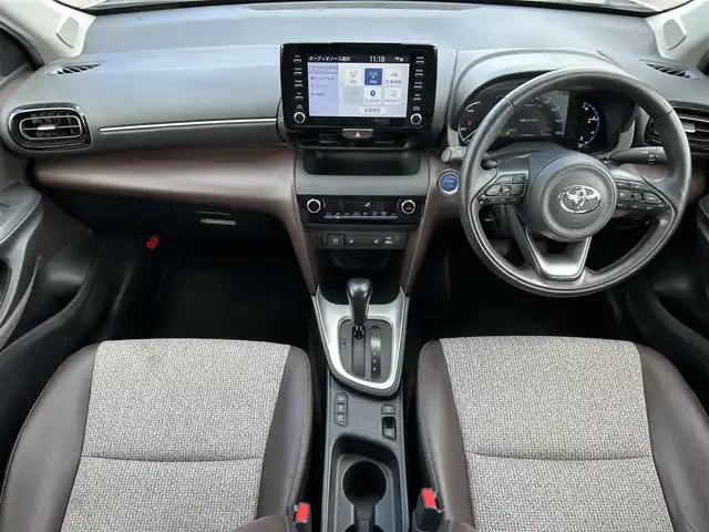 トヨタ ヤリスクロス ハイブリッド Z 岡山県 2021(令3)年 6万km ホワイトパールクリスタルシャイン 登録時走行距離59285km/純正ディスプレイオーディオ/パノラミックビューモニター/パワーバックドア/ビルトインETC/ドライブレコーダー/トヨタセーフティセンス/・ブラインドスポットモニター/・プリクラッシュセーフティ/・オートマチックハイビーム/・レーダークルーズコントロール/横滑り防止装置/オートブレーキホールド/D/N席シートヒーター/ステアリングヒーター/USB入力端子/社外フロアマット/純正18インチAW/社外16インチAW付属