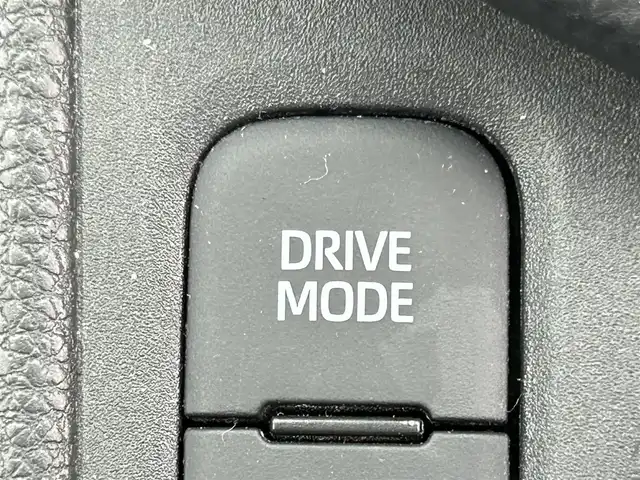 トヨタ ヤリスクロス ハイブリッド Z 岡山県 2021(令3)年 6万km ホワイトパールクリスタルシャイン 登録時走行距離59285km/純正ディスプレイオーディオ/パノラミックビューモニター/パワーバックドア/ビルトインETC/ドライブレコーダー/トヨタセーフティセンス/・ブラインドスポットモニター/・プリクラッシュセーフティ/・オートマチックハイビーム/・レーダークルーズコントロール/横滑り防止装置/オートブレーキホールド/D/N席シートヒーター/ステアリングヒーター/USB入力端子/社外フロアマット/純正18インチAW/社外16インチAW付属