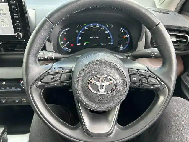 トヨタ ヤリスクロス ハイブリッド Z 岡山県 2021(令3)年 6万km ホワイトパールクリスタルシャイン 登録時走行距離59285km/純正ディスプレイオーディオ/パノラミックビューモニター/パワーバックドア/ビルトインETC/ドライブレコーダー/トヨタセーフティセンス/・ブラインドスポットモニター/・プリクラッシュセーフティ/・オートマチックハイビーム/・レーダークルーズコントロール/横滑り防止装置/オートブレーキホールド/D/N席シートヒーター/ステアリングヒーター/USB入力端子/社外フロアマット/純正18インチAW/社外16インチAW付属