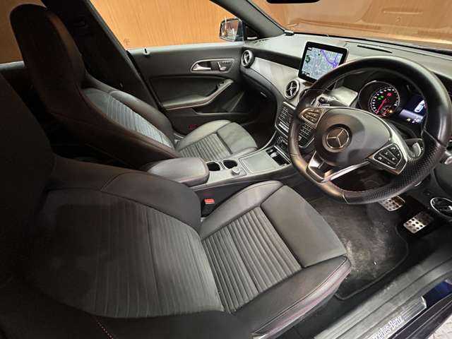 メルセデス・ベンツ ＣＬＡ１８０ AMG スタイル 千葉県 2017(平29)年 3.8万km カバンサイトブルー パノラマＳＲ　/純正ナビ　/バックカメラ　/ｈ／ｋサウンド　/ＡＣＣ　/ＢＳＭ　/ハーフレザーシート　/シートヒーター　/パワーシート　/レーンキープアシスト　/ＬＥＤヘッドライト　/オートライト　/純正１８インチＡＷ