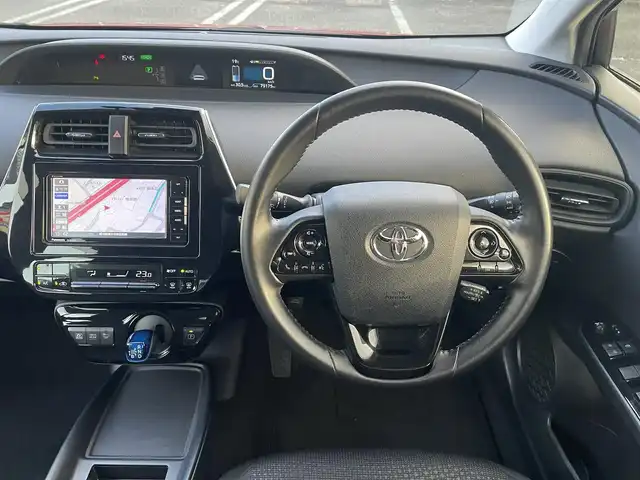 トヨタ プリウス S 熊本県 2019(令1)年 8万km エモーショナルレッドⅡ プッシュスタート/社外ナビ/（CD・DVD・フルセグTV・BTオーディオ・SD）/バックカメラ/ビルトインETC/ドライブレコーダー/純正15インチAW/レーダークルーズ/LEDヘッドライト/オートライト/フォグライト/前後コーナーセンサー/横滑り防止装置/ウィンカーミラー/純正フロアマット/純正ドアバイザー/新車保証書/取扱説明書