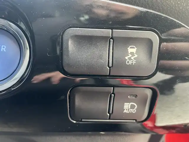 トヨタ プリウス S 熊本県 2019(令1)年 8万km エモーショナルレッドⅡ プッシュスタート/社外ナビ/（CD・DVD・フルセグTV・BTオーディオ・SD）/バックカメラ/ビルトインETC/ドライブレコーダー/純正15インチAW/レーダークルーズ/LEDヘッドライト/オートライト/フォグライト/前後コーナーセンサー/横滑り防止装置/ウィンカーミラー/純正フロアマット/純正ドアバイザー/新車保証書/取扱説明書