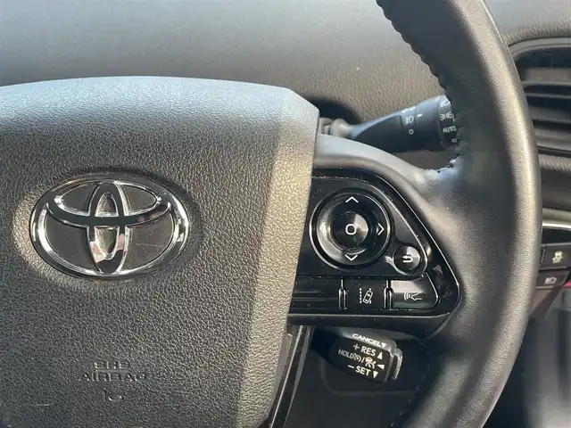 トヨタ プリウス S 熊本県 2019(令1)年 8万km エモーショナルレッドⅡ プッシュスタート/社外ナビ/（CD・DVD・フルセグTV・BTオーディオ・SD）/バックカメラ/ビルトインETC/ドライブレコーダー/純正15インチAW/レーダークルーズ/LEDヘッドライト/オートライト/フォグライト/前後コーナーセンサー/横滑り防止装置/ウィンカーミラー/純正フロアマット/純正ドアバイザー/新車保証書/取扱説明書