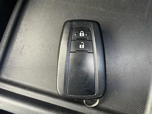 トヨタ プリウス S 熊本県 2019(令1)年 8万km エモーショナルレッドⅡ プッシュスタート/社外ナビ/（CD・DVD・フルセグTV・BTオーディオ・SD）/バックカメラ/ビルトインETC/ドライブレコーダー/純正15インチAW/レーダークルーズ/LEDヘッドライト/オートライト/フォグライト/前後コーナーセンサー/横滑り防止装置/ウィンカーミラー/純正フロアマット/純正ドアバイザー/新車保証書/取扱説明書