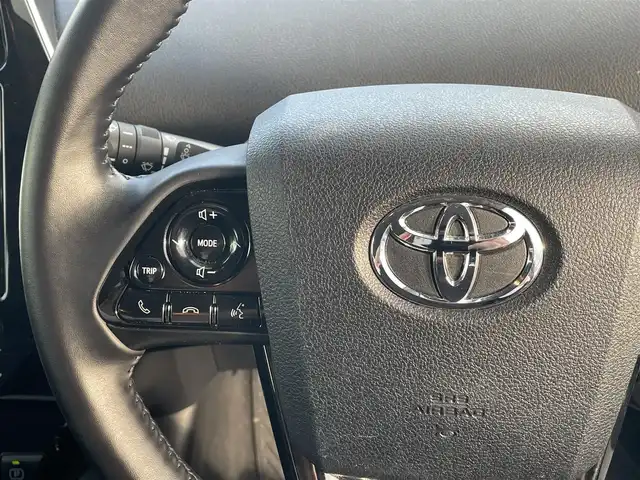 トヨタ プリウス S 熊本県 2019(令1)年 8万km エモーショナルレッドⅡ プッシュスタート/社外ナビ/（CD・DVD・フルセグTV・BTオーディオ・SD）/バックカメラ/ビルトインETC/ドライブレコーダー/純正15インチAW/レーダークルーズ/LEDヘッドライト/オートライト/フォグライト/前後コーナーセンサー/横滑り防止装置/ウィンカーミラー/純正フロアマット/純正ドアバイザー/新車保証書/取扱説明書