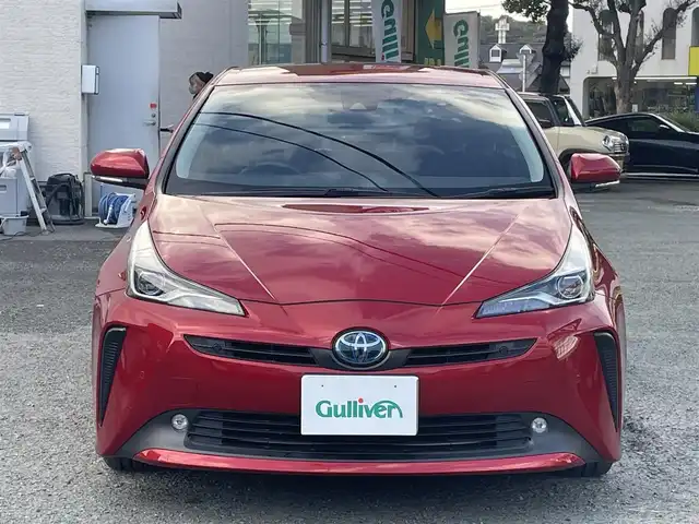 トヨタ プリウス S 熊本県 2019(令1)年 8万km エモーショナルレッドⅡ プッシュスタート/社外ナビ/（CD・DVD・フルセグTV・BTオーディオ・SD）/バックカメラ/ビルトインETC/ドライブレコーダー/純正15インチAW/レーダークルーズ/LEDヘッドライト/オートライト/フォグライト/前後コーナーセンサー/横滑り防止装置/ウィンカーミラー/純正フロアマット/純正ドアバイザー/新車保証書/取扱説明書
