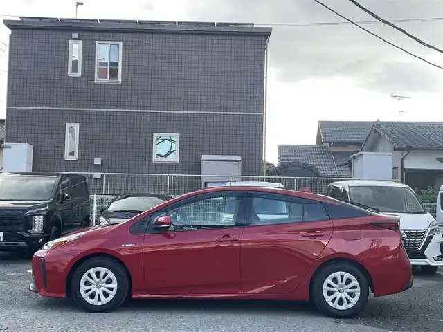 トヨタ プリウス S 熊本県 2019(令1)年 8万km エモーショナルレッドⅡ プッシュスタート/社外ナビ/（CD・DVD・フルセグTV・BTオーディオ・SD）/バックカメラ/ビルトインETC/ドライブレコーダー/純正15インチAW/レーダークルーズ/LEDヘッドライト/オートライト/フォグライト/前後コーナーセンサー/横滑り防止装置/ウィンカーミラー/純正フロアマット/純正ドアバイザー/新車保証書/取扱説明書