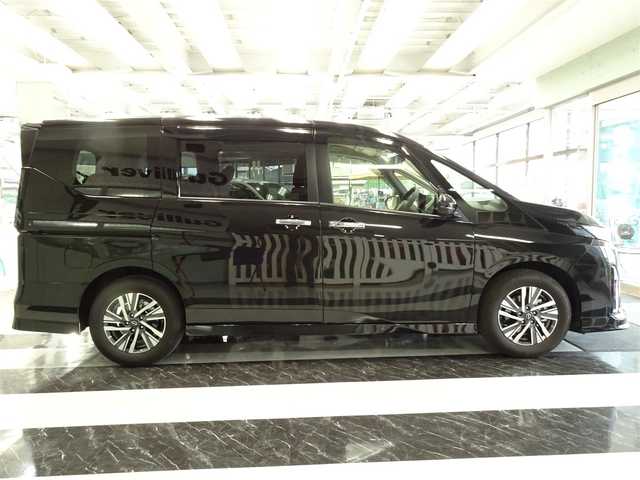 日産 セレナ e－パワー ハイウェイスター V 福岡県 2024(令6)年 0.8万km ダイヤモンドブラック ワンオーナー/12.3インチ純正ナビ/AM/FM/フルセグTV/HDMI/全方位カメラ/プロパイロット/インテリジェントクルーズコントロール/純正フリップダウンモニター/ビルトインＥＴＣ２．０/BSM/純正16インチAW/LEDヘッドライト/電動パーキング・オートホールド/純正フロアマット/ドアバイザー/保証書/取扱説明書/スペアキー（スマートキー）