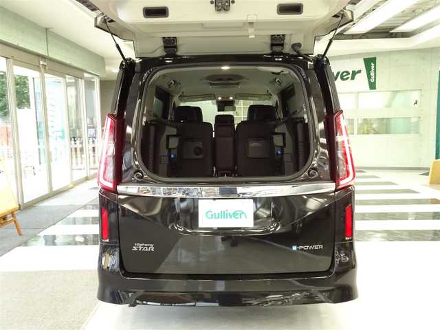 日産 セレナ e－パワー ハイウェイスター V 福岡県 2024(令6)年 0.8万km ダイヤモンドブラック ワンオーナー/12.3インチ純正ナビ/AM/FM/フルセグTV/HDMI/全方位カメラ/プロパイロット/インテリジェントクルーズコントロール/純正フリップダウンモニター/ビルトインＥＴＣ２．０/BSM/純正16インチAW/LEDヘッドライト/電動パーキング・オートホールド/純正フロアマット/ドアバイザー/保証書/取扱説明書/スペアキー（スマートキー）