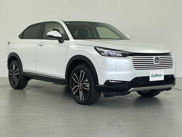 ホンダ ヴェゼル ハイブリッド e:HEV Z 岐阜県 2025(令7)年 0.1万km未満 ホワイトオーキッドパール 登録済み未使用車/ホンダセンシング/・衝突軽減ブレーキ/・誤発進抑制機能/・歩行者事故低減ステアリング/・路外逸脱抑制機能/・アダプティブクルーズコントロール/・車線維持支援システム/・先行車発進お知らせ機能/・標識認識機能/・後方誤発進抑制機能/・オートハイビーム/・アダプティブドライビングビーム（車速可変照明角度）/・トラフィックジャムアシスト（渋滞運転支援機能）/純正ナビ/（BT/フルセグ/USB/Apple Car Play/Android Auto）/置くだけ充電/前後コーナーセンサー/電動リアゲート/ETC2.0/ハーフレザー/シートヒーター/ステアリングヒーター/革ステアリング/ステアリングスイッチ/純正アルミホイール