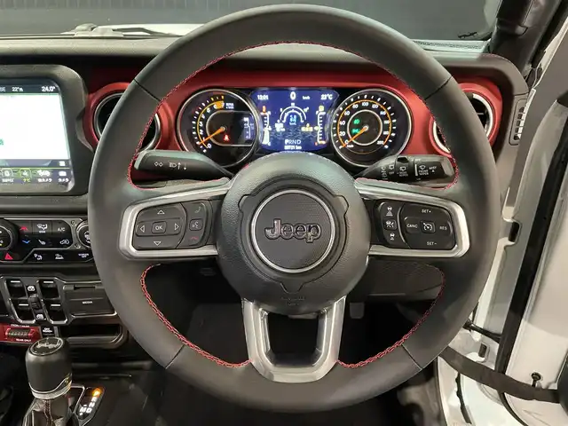 クライスラー・ジープ ジープ ラングラー アンリミテッド ルビコン 道央・札幌 2023(令5)年 2.1万km ブライトホワイト ワンオーナー/オーディオナビゲーションシステム(Uconnect)/・TVチューナー/・AppleCarPlay/・AndroidAuto/サブウーハー付アルパイン製プレミアムスピーカー/アダプティブクルーズコントロール/ParkSenseフロント/リアパークアシスト/Parkviewリアバックアップカメラ/前面衝突警報/本革巻ステアリングホイール/ヒーテッドステアリングホイール/本革巻シフトノブ/レザーシート(RUBICON刺繍入り)/フロントシートヒーター/オフロードカメラ/サイドビューカメラ/オートハイビームヘッドライト/フロントLEDフォグランプ/LEDヘッドライト(オートレベリング機能)/ブラックフリーダムトップ 3ピースモジュラーハードトップ/START&STOPシステム/ヒルスタートアシスト/ロックトラックフルタイム4×4システム/Rubicon専用17インチアルミホイール(255/75R17)/マッド&テレインタイヤ