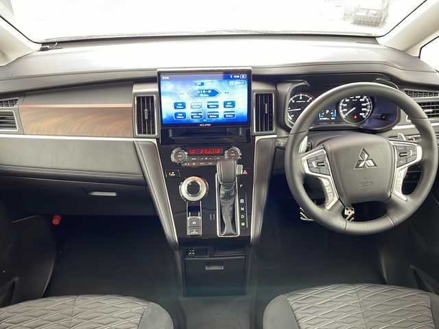 三菱 デリカＤ：５ P 道央・札幌 2024(令6)年 1.2万km ホワイトダイヤモンド ・４WD  / e-Assist/・衝突被害軽減ブレーキシステム/・車線逸脱警報システム/・レーダークルーズコントロールシステム/・レーンチェンジアシスト/・社外10.1インチフローティングナビ/・DVD.CD.SD.Bluetooth/・フルセグ/バックカメラ/・両側パワースライドドア /パワーバックドア /・ブラインドスポットモニター/・パワーシート/シートヒーター/・ステアリングヒーター /パドルシフト/・LEDライト/オートライト/・オートマチックハイビーム