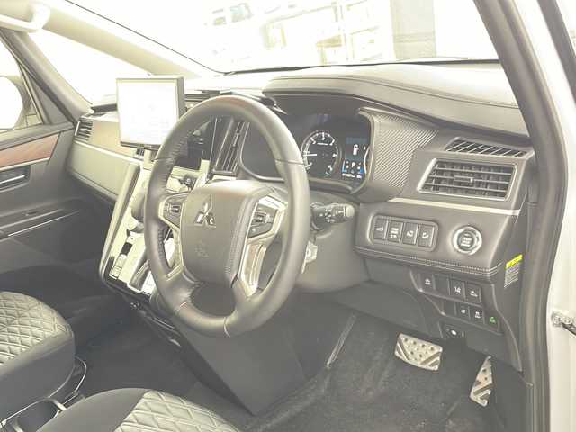 三菱 デリカＤ：５ P 道央・札幌 2024(令6)年 1.2万km ホワイトダイヤモンド ・４WD  / e-Assist/・衝突被害軽減ブレーキシステム/・車線逸脱警報システム/・レーダークルーズコントロールシステム/・レーンチェンジアシスト/・社外10.1インチフローティングナビ/・DVD.CD.SD.Bluetooth/・フルセグ/バックカメラ/・両側パワースライドドア /パワーバックドア /・ブラインドスポットモニター/・パワーシート/シートヒーター/・ステアリングヒーター /パドルシフト/・LEDライト/オートライト/・オートマチックハイビーム