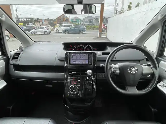 トヨタ ヴォクシー ZS 煌 千葉県 2011(平23)年 9.4万km ブラック (株)IDOMが運営する【じしゃロン八千代店】の自社ローン専用車両になります。/こちらは現金またはオートローンご利用時の価格です。自社ローンご希望の方は別途その旨お申付け下さい/フルセグTVカーナビ/Bluetoothオーディオ対応/バックカメラ/両側パワースライドドア