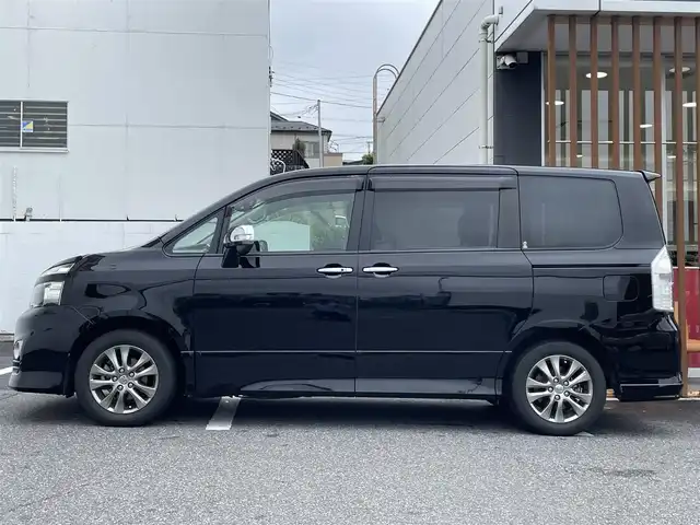 トヨタ ヴォクシー ZS 煌 千葉県 2011(平23)年 9.4万km ブラック (株)IDOMが運営する【じしゃロン八千代店】の自社ローン専用車両になります。/こちらは現金またはオートローンご利用時の価格です。自社ローンご希望の方は別途その旨お申付け下さい/フルセグTVカーナビ/Bluetoothオーディオ対応/バックカメラ/両側パワースライドドア