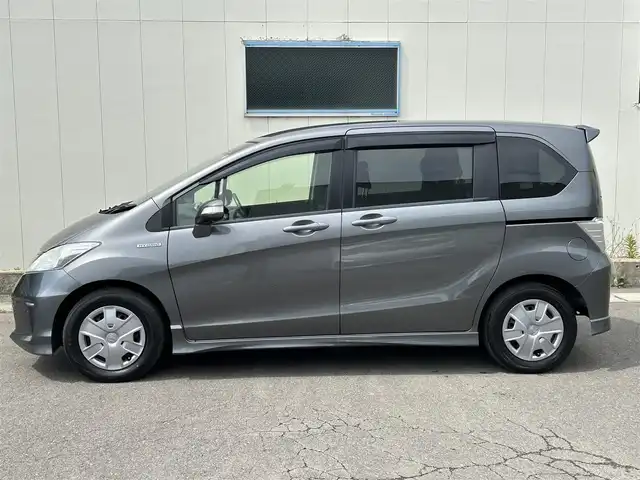 ホンダ フリード ハイブリット ジャストセレクション 福島県 2013(平25)年 11.4万km ポリッシュドメタルメタリック (株)IDOMが運営する【じしゃロン福島店】の自社ローン専用車両になります。こちらは現金またはオートローンご利用時の価格です。自社ローンご希望の方は別途その旨お申付け下さい/ＳＤナビ/フルセグTV/Bluetooth/片側パワースライドドア/ドアバイザー/ETC/３列シート/後席モニター