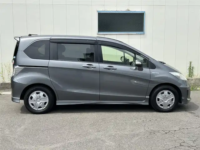 ホンダ フリード ハイブリット ジャストセレクション 福島県 2013(平25)年 11.4万km ポリッシュドメタルメタリック (株)IDOMが運営する【じしゃロン福島店】の自社ローン専用車両になります。こちらは現金またはオートローンご利用時の価格です。自社ローンご希望の方は別途その旨お申付け下さい/ＳＤナビ/フルセグTV/Bluetooth/片側パワースライドドア/ドアバイザー/ETC/３列シート/後席モニター