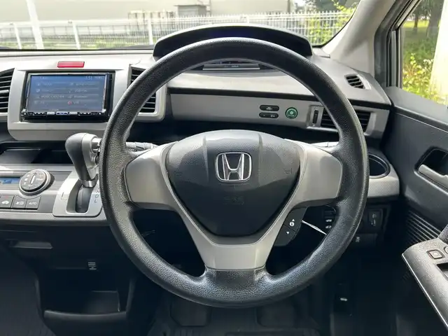 ホンダ フリード ハイブリット ジャストセレクション 福島県 2013(平25)年 11.4万km ポリッシュドメタルメタリック (株)IDOMが運営する【じしゃロン福島店】の自社ローン専用車両になります。こちらは現金またはオートローンご利用時の価格です。自社ローンご希望の方は別途その旨お申付け下さい/ＳＤナビ/フルセグTV/Bluetooth/片側パワースライドドア/ドアバイザー/ETC/３列シート/後席モニター