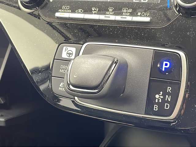 トヨタ アクア X 沖縄県 2021(令3)年 4.9万km アーバンカーキ 純正ディスプレイオーディオ/Ｂｌｕｅｔｏｏｔｈ接続/ＵＳＢ/パノラミックビュモニター/トヨタセーフティセンス/・衝突被害軽減ブレーキ (プリクラッシュセーフティ)																									/・ハンドル操作サポート (レーントレーシングアシスト)																									/・追従ドライブ支援機能 (レーダークルーズコントロール)																									/・車線はみ出しアラート (レーンディパーチャーアラート)																									/・自動ハイビーム (オートマチックハイビーム)	/ステアリングスイッチ/ブラインドスポットモニター/パーキングアシスト																								/前後コーナーセンサー/ＬＥＤヘッドライト/スマートキー/スペアキー/プッシュスタート/純正フロアマット